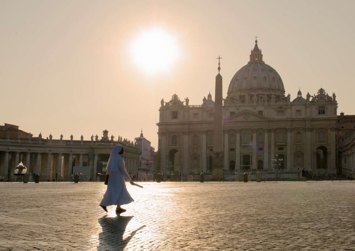 Egy apáca sétál a Vatikánban