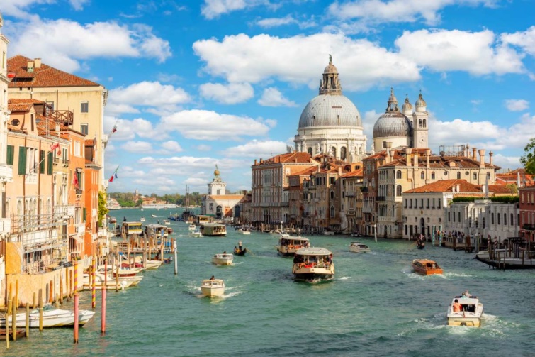 A Canal Grande Velence fordított S alakú fő csatornája, amely két részre osztja a történelmi központot.