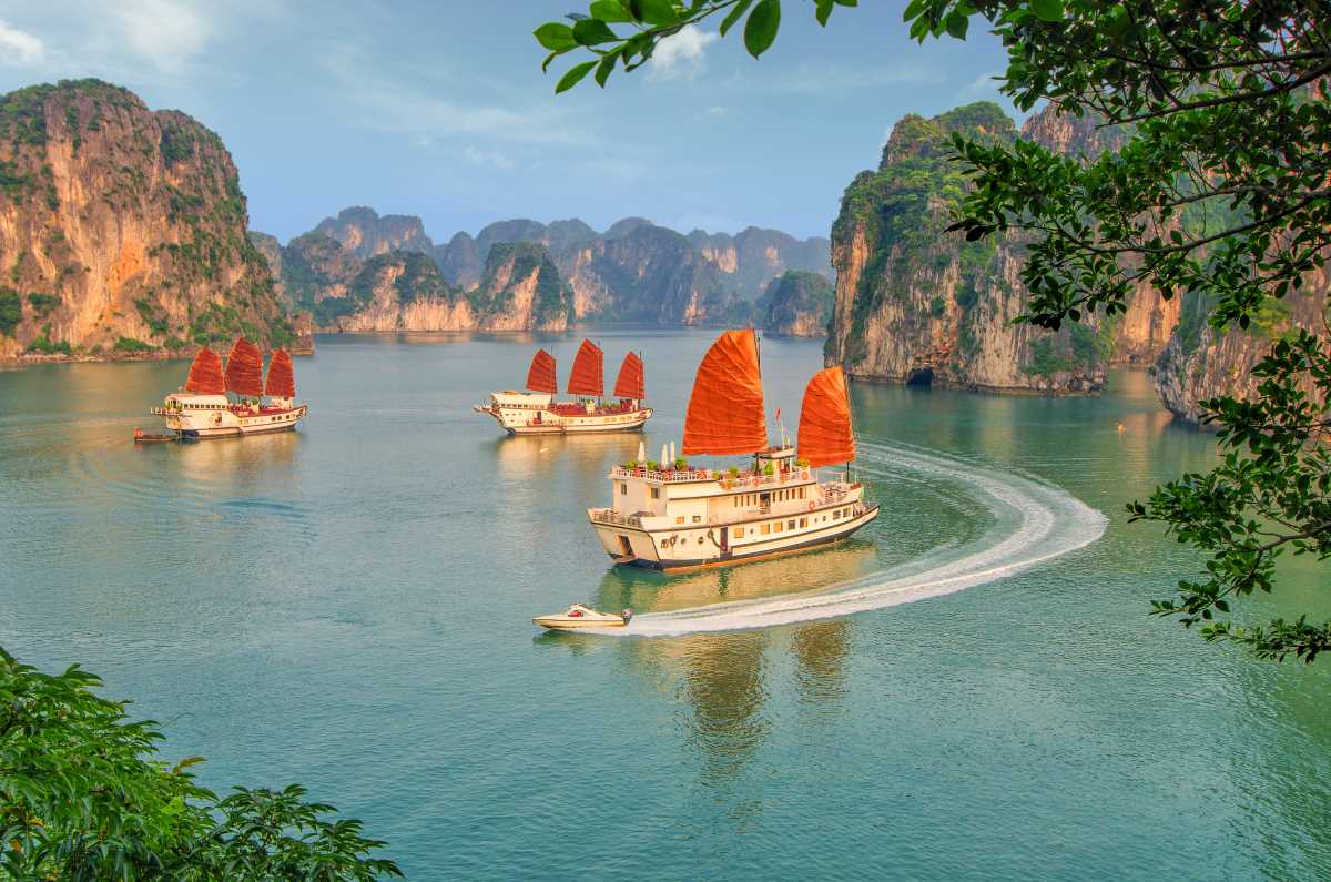 Vörös vitorlás a vietnami Ha-Long öbölben