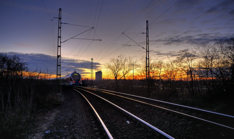 Egy vonat a naplementében.