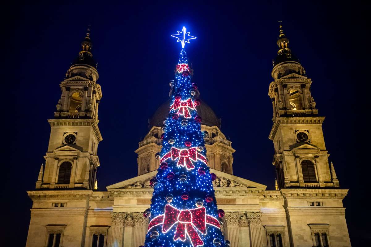 Karácsonyfa az Advent Bazilika karácsonyi vásáron a Szent István-bazilika előtti Szent István téren (