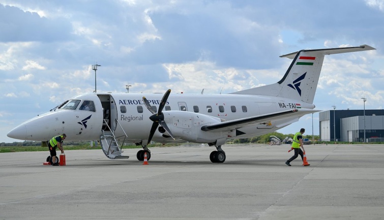 Az Aeroexpress Embraer EMB-120 típusú repülőgépe a regionális légitársaság járatbejelentő sajtótájékoztatójának helyszínén, a debreceni repülőtéren 2022. szeptember 12-én.