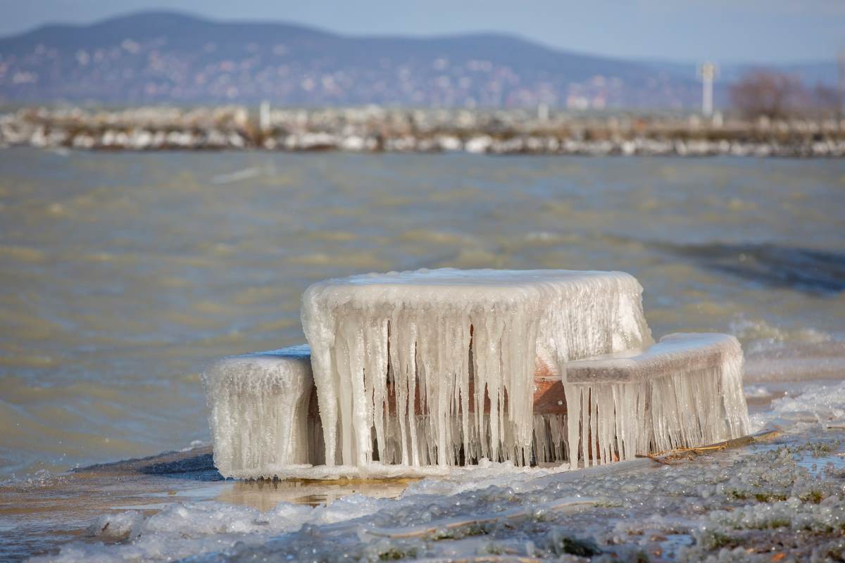Padra fagyott jég Fonyódon, a Balaton-parton