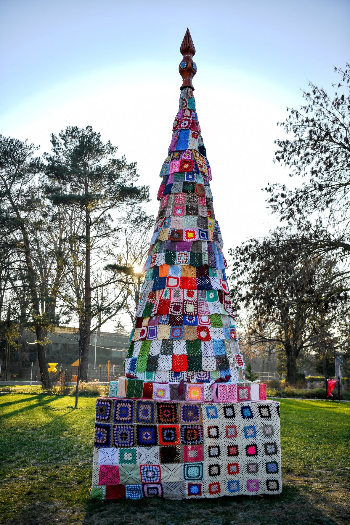 Terítőkből készült karácsonyfa installáció Balatonlellén