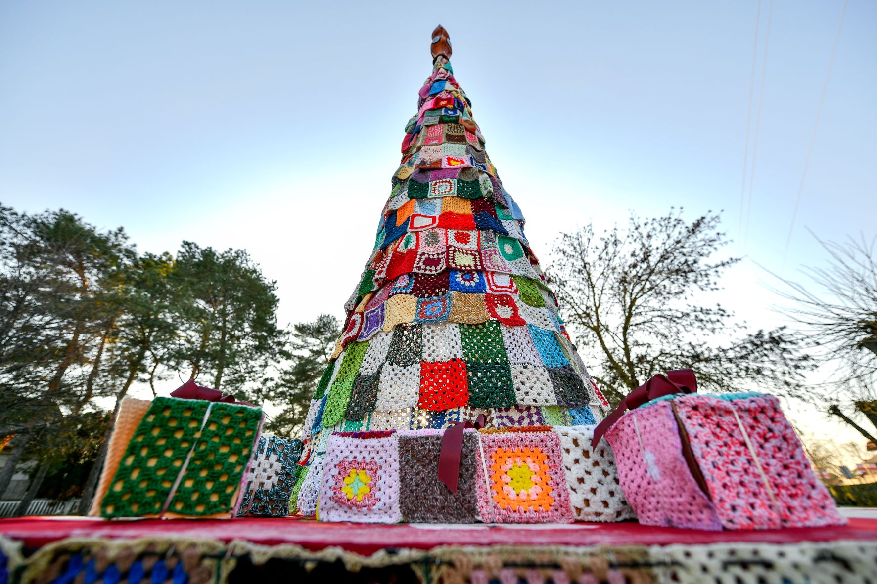 Terítőkből készült karácsonyfa installáció Balatonlellén