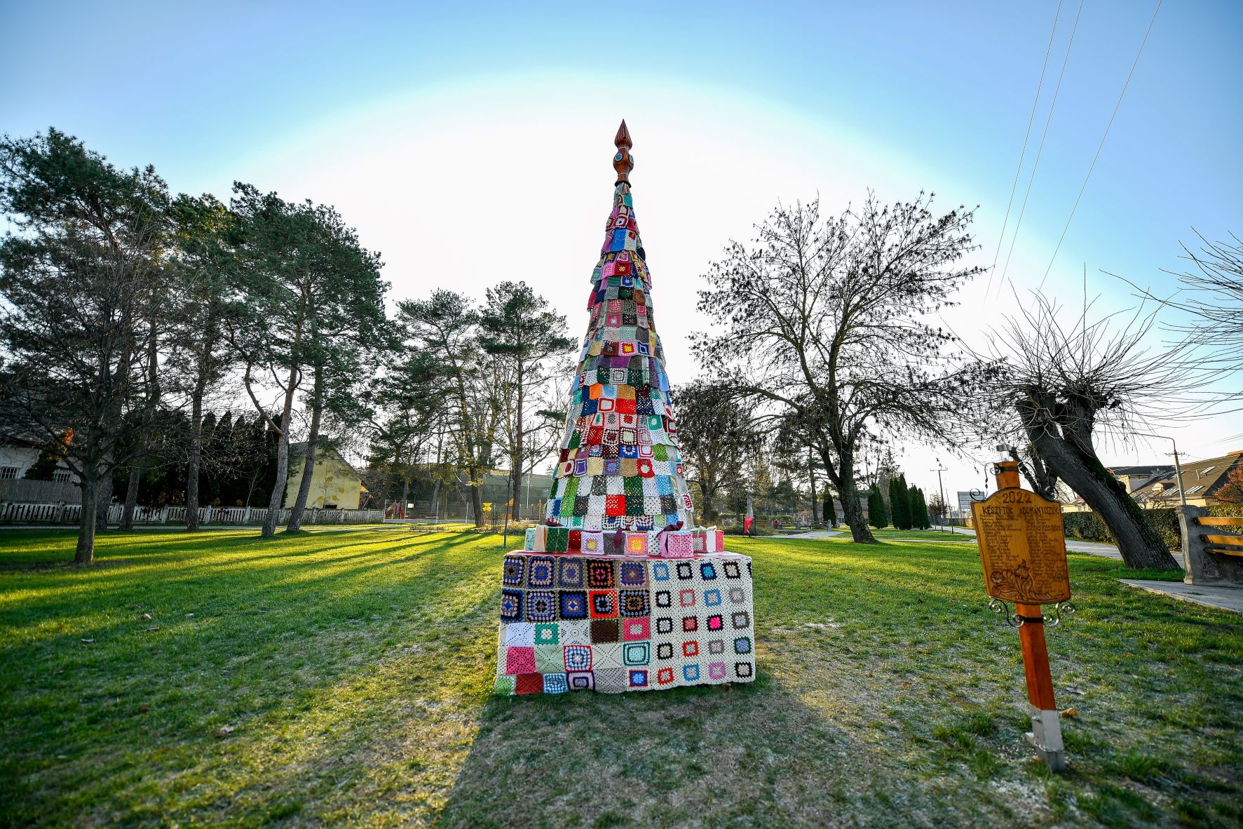 Terítőkből készült karácsonyfa installáció Balatonlellén
