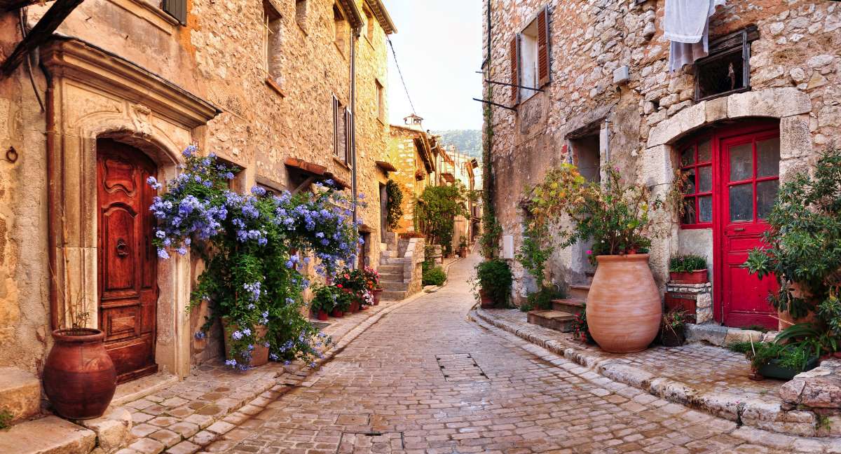 Romantikus kisvárosi utca valahol Franciaországban