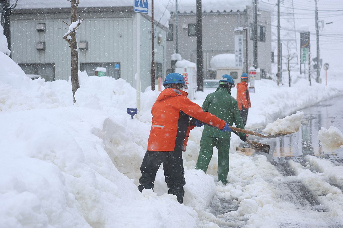 Havat lapátolnak férfiak Nagaokában 2022.12.20-án.