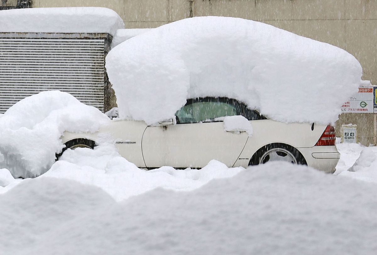Hóval borított autó Nagaoka városban 2022.12.20-án.
