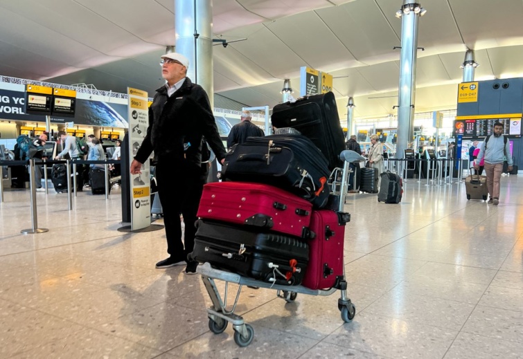 Várakozó utas a londoni reptéren