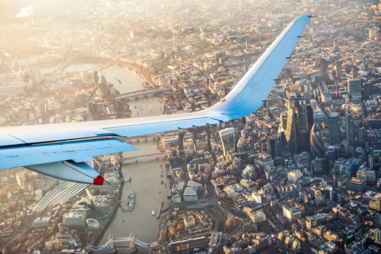 Kilátás a repülő ablakából Londonra