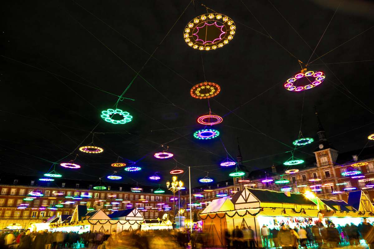 Lebegő fények a madridi karácsonyi vásár felett
