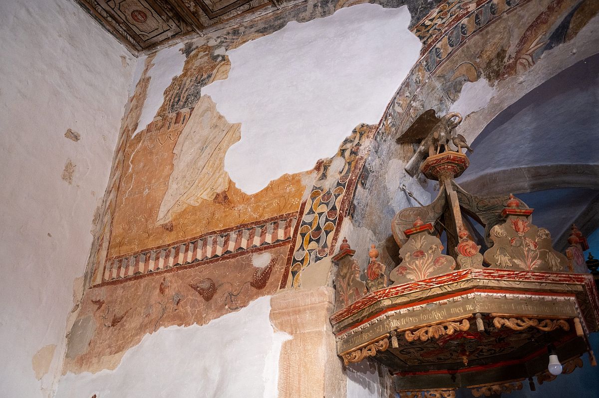 Újonnan feltárt 14. századi falkép a Kolozsvártól 14 kilométerre lévő kalotaszegi Magyarvista református templomában 2022. november 24-én.