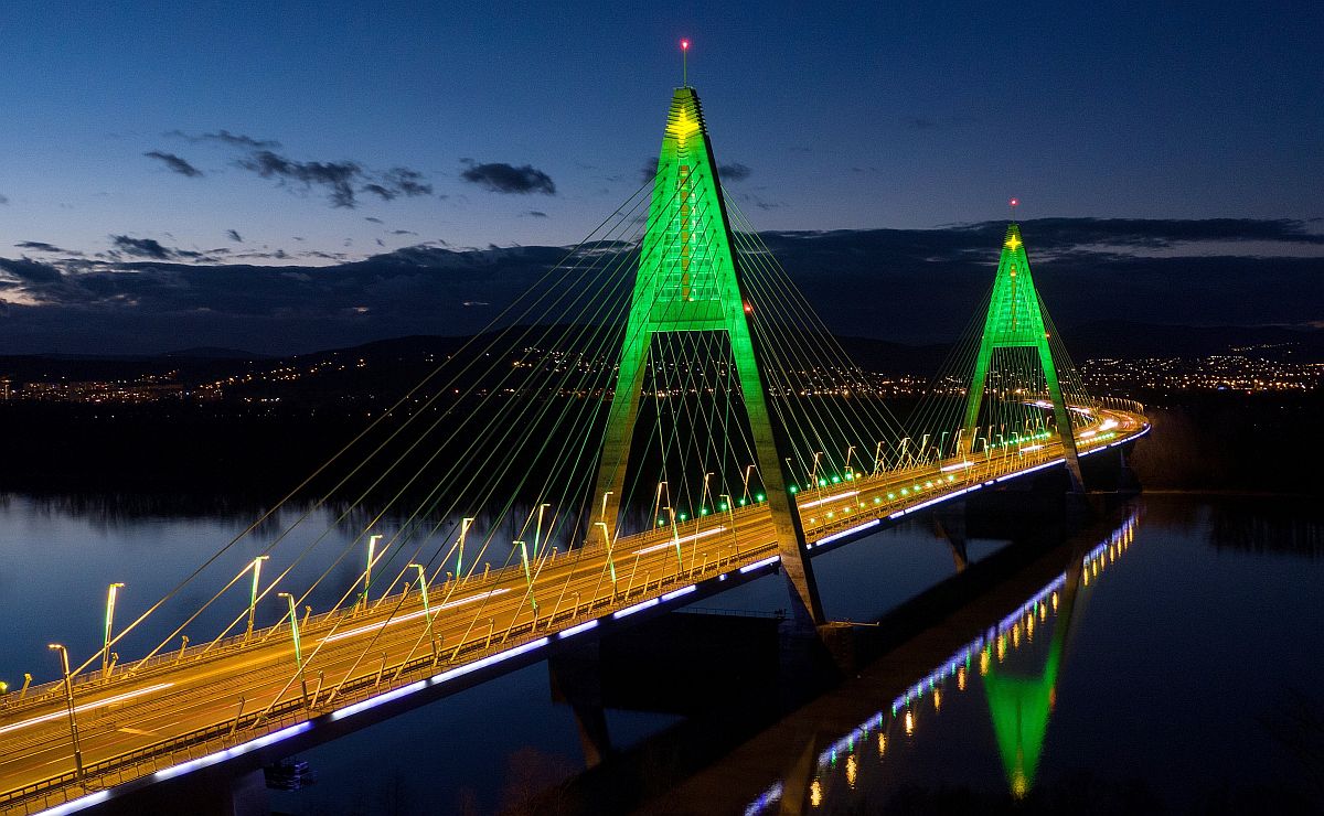 Karácsonyfát megjelenítő díszkivilágítás a Megyeri-híd pilonjain 2022. december 24-én.