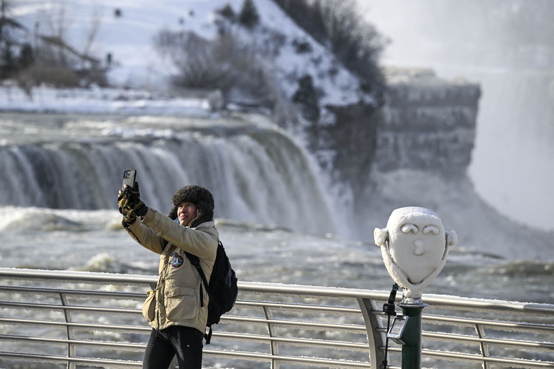Turisták a befagyott Niagara-vízesésnél