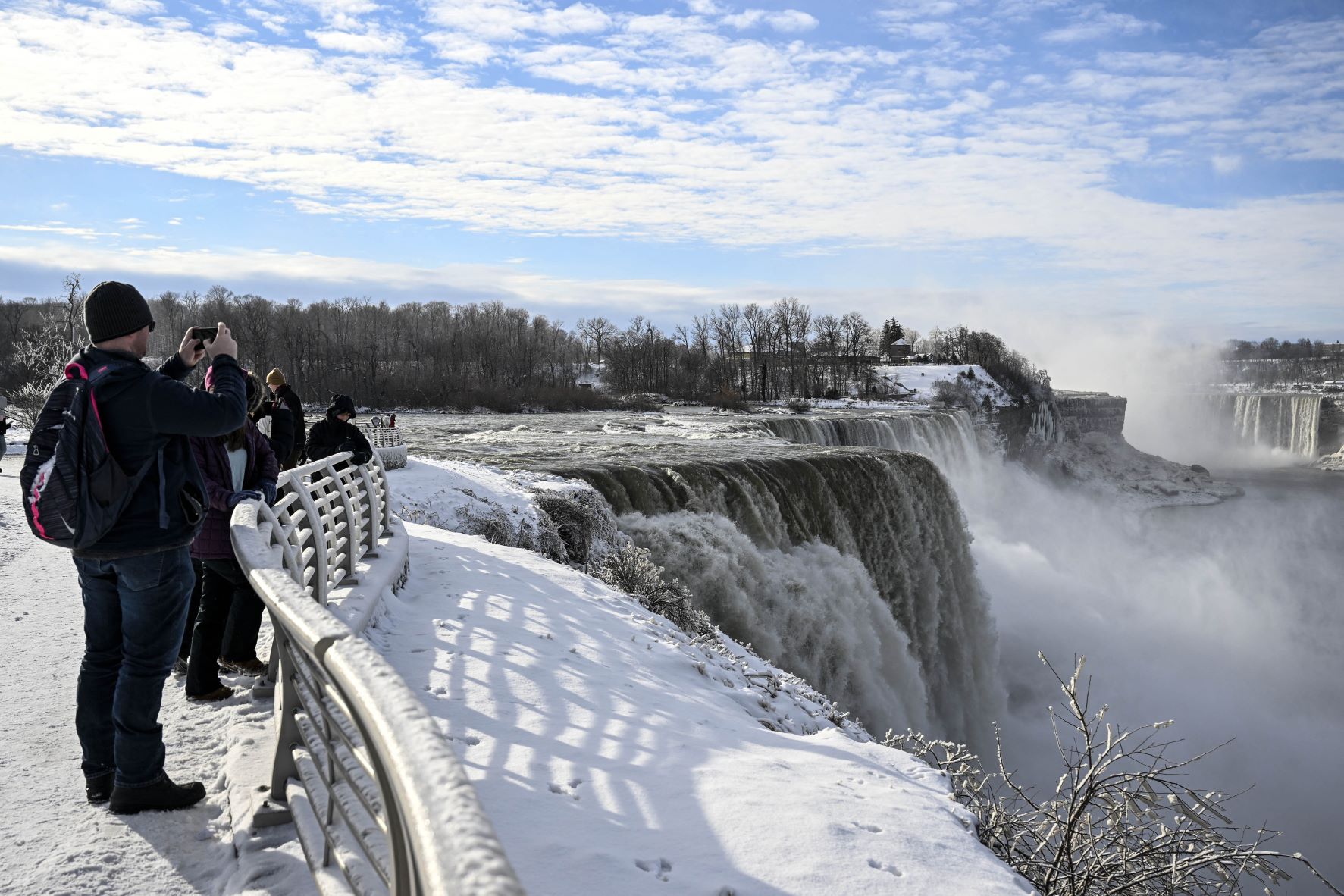 Turisták a befagyott Niagara-vízesésnél