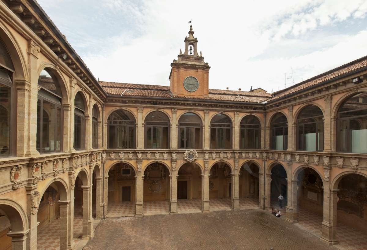 A Bolognai Egyetem belső udvara a körfolyósokkal