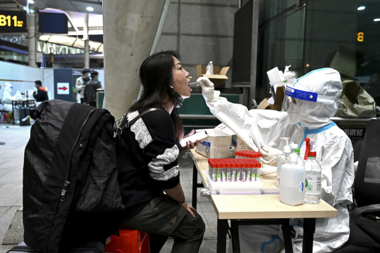 Egy Kínából érkező utast tesztelnek koronavírusra
