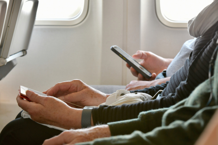 Okostelefonok használat közben a repülőgépen