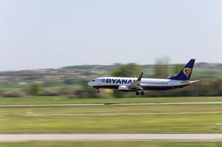 A Ryanair légitársaság Nápolyból érkező, Boeing 737 típusú repülőgépe landol a Budapest Liszt Ferenc Nemzetközi Repülőtéren.