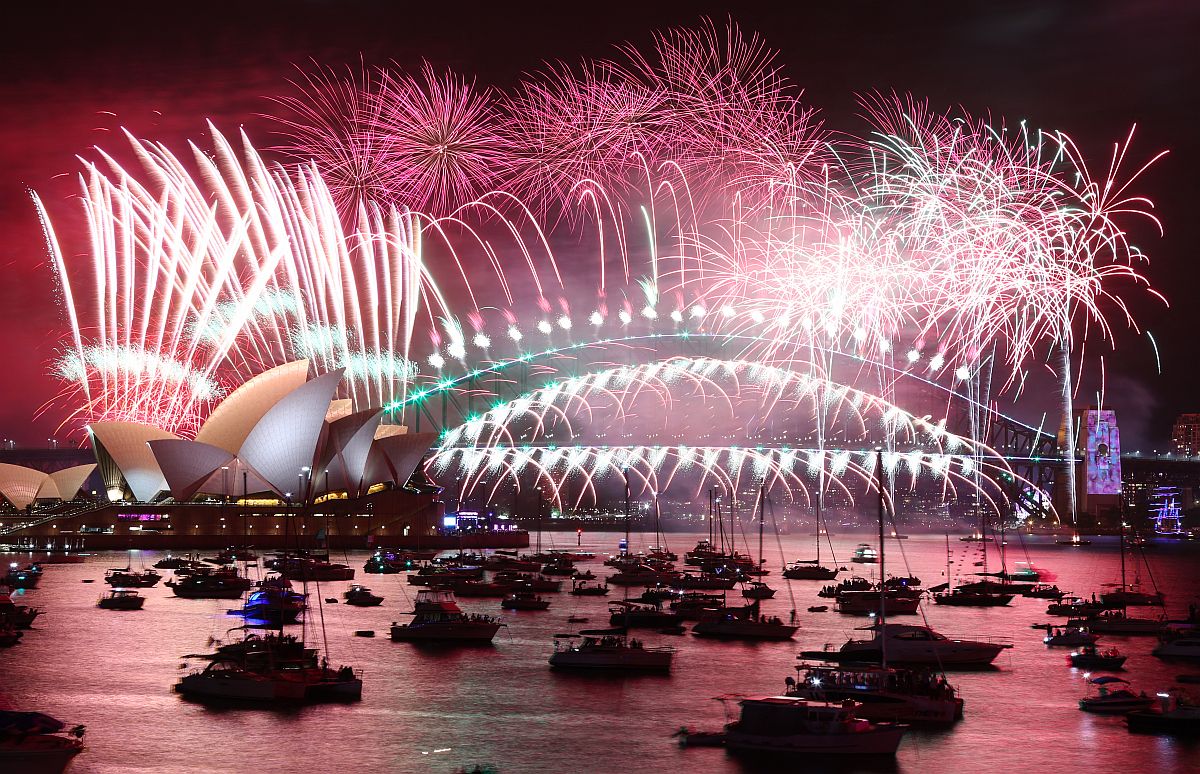 Hagyományos óriás tűzijáték Sydney-ben.