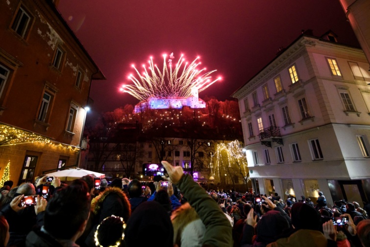 Tűzijáték Ljubljanaban szilveszter éjszakáján