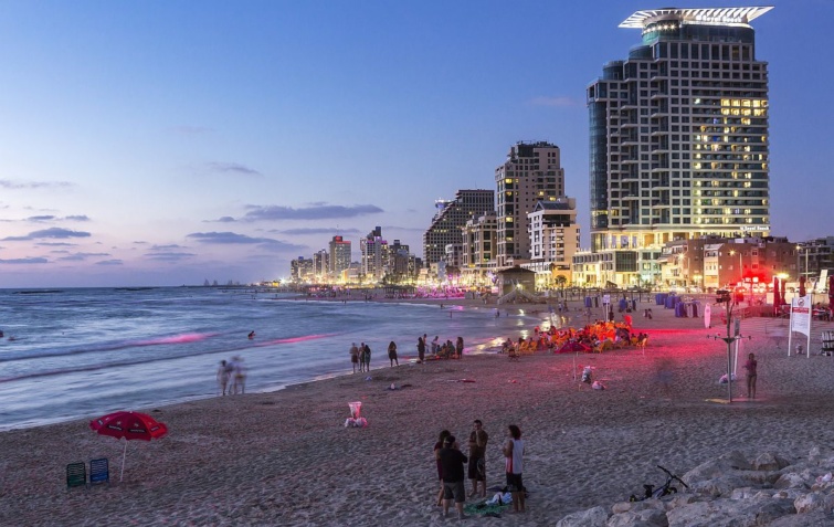 Tel-Aviv egyik tengerparti strandja.