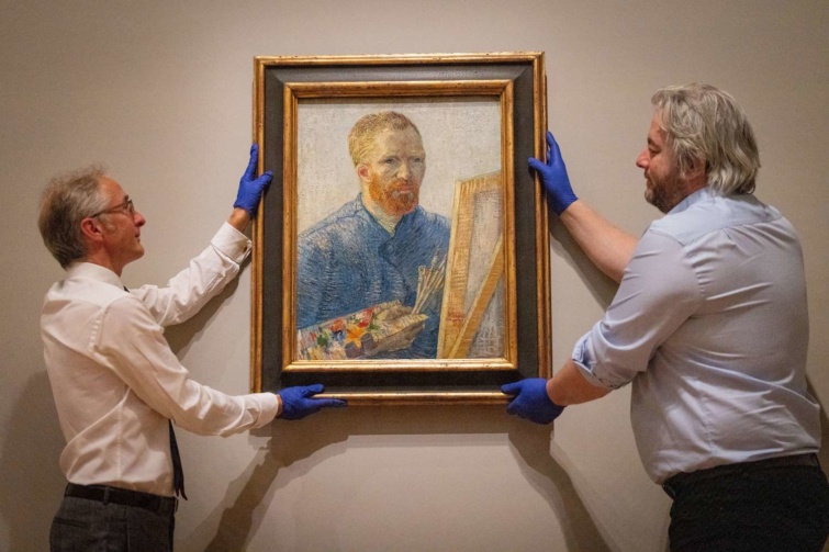 Van Gogh önarcképét helyezik fel