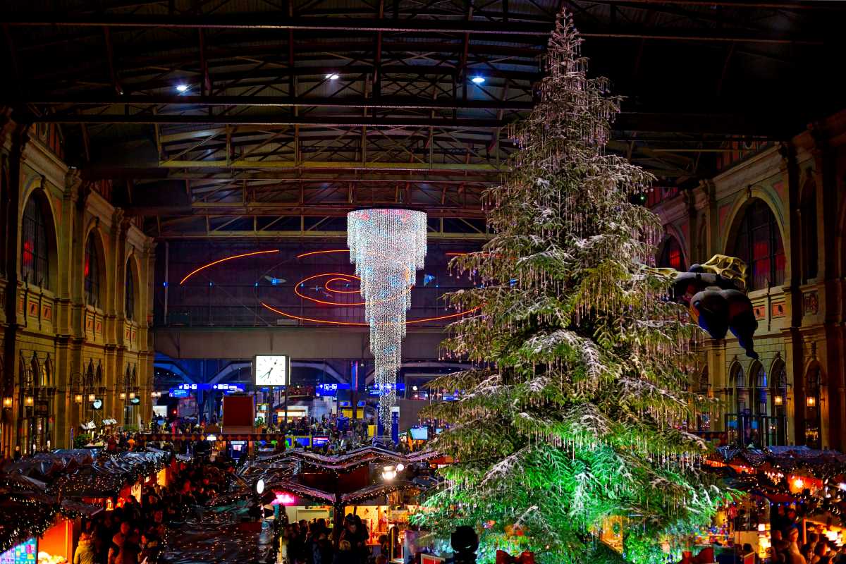 Európa egyik legnagyobb fedett karácsonyi vására a zürichi központi vasútállomáson