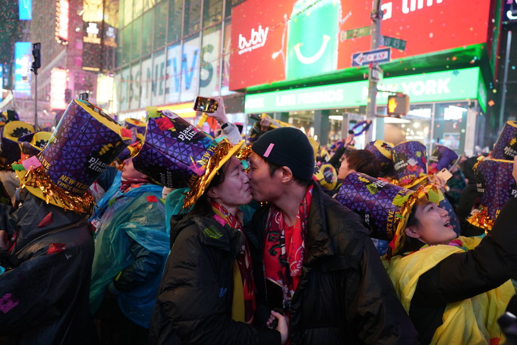 Szerelmespár a Times Square-en csókolózik 2022 december 31-én éjjel