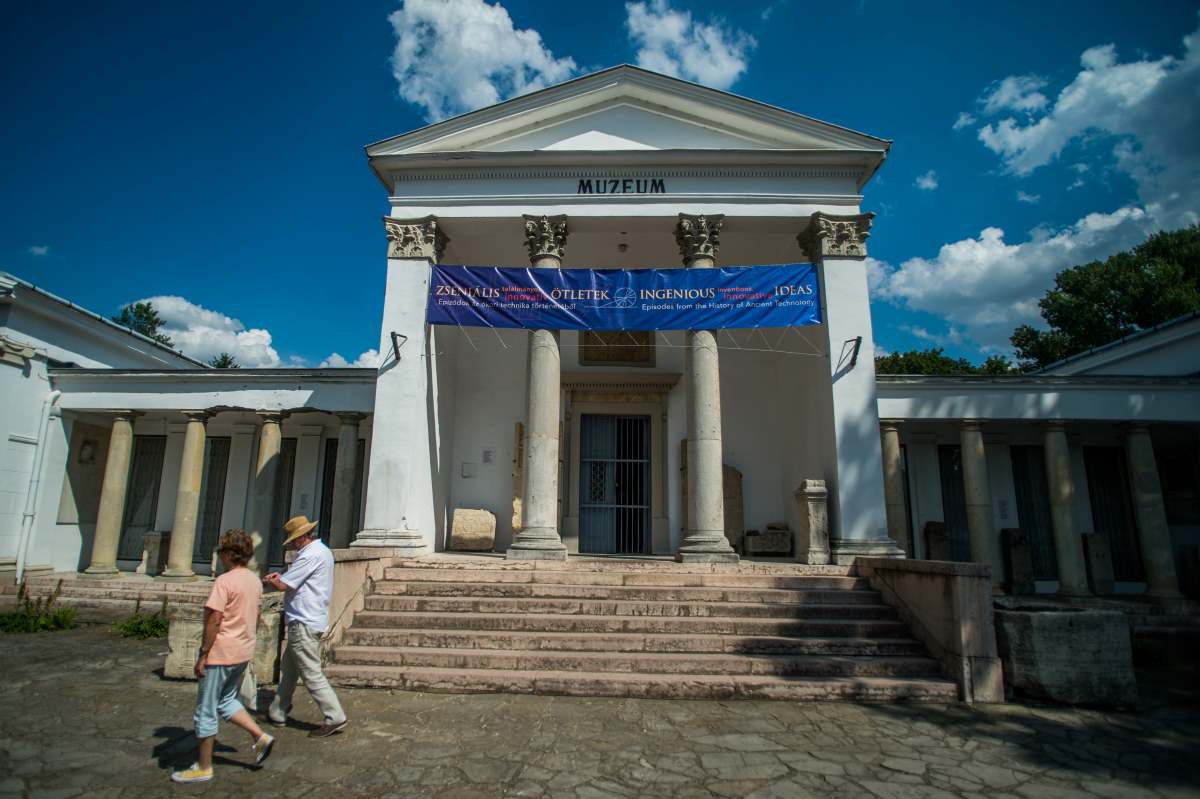 Látogatók érkeznek az Aquincumi Múzeumhoz.