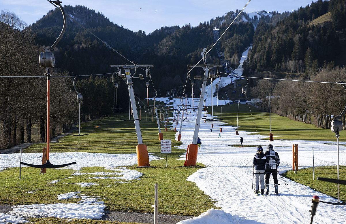 A kép a dél-bajorországi Lenggries közelében a meleg, napos időben 2023. január 2-án készült.