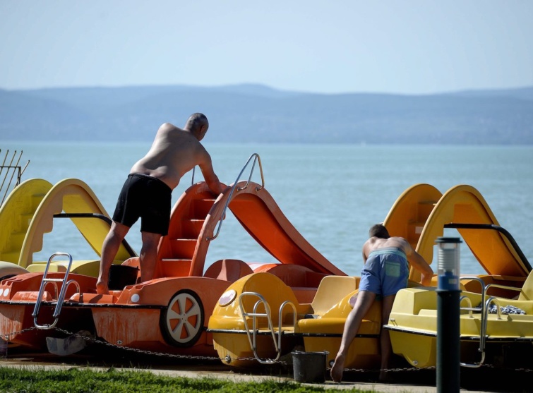 Vízibicikliket készítik elő a nyári szezonra a siófoki strandon