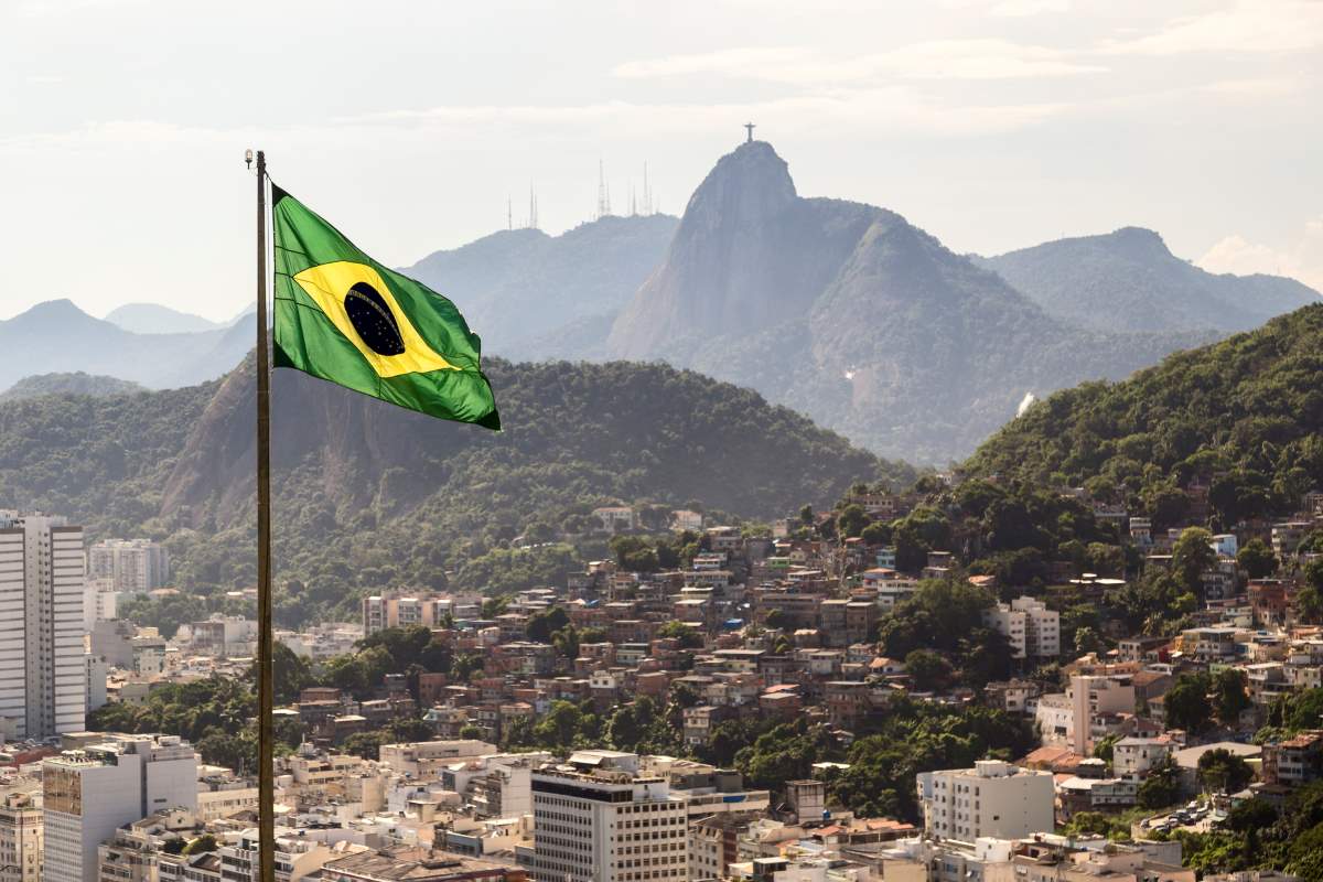 A brazil nemzeti zászló, háttérben Rio De Janeiro