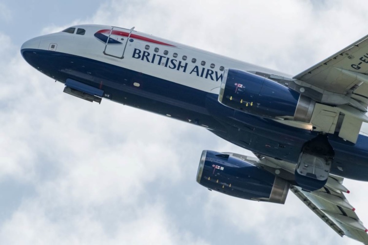 A British Airways a brit nemzeti légitársaság egyik utasszállító repülőgépe emelkedik fel a Liszt Ferenc Nemzetközi repülőtérről.