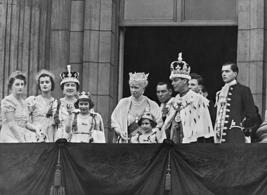 II. Erzsébet és a királyi család az apja koronázásakor