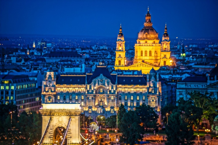 Éjszakai látkép Budapesten, a Lánchídról