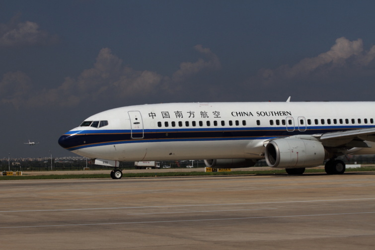 Kifutópályán a China Southern Airlines Boeing gépe