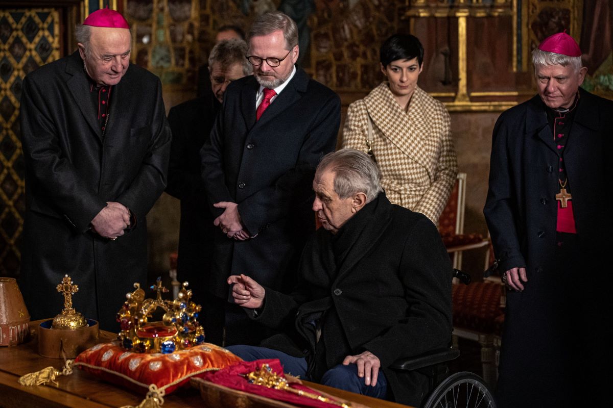 A cseh koronázási ékszereket nézi meg Jan Graubner prágai érsek, Petr Fiala cseh miniszterelnök és Milos Zeman cseh elnök
