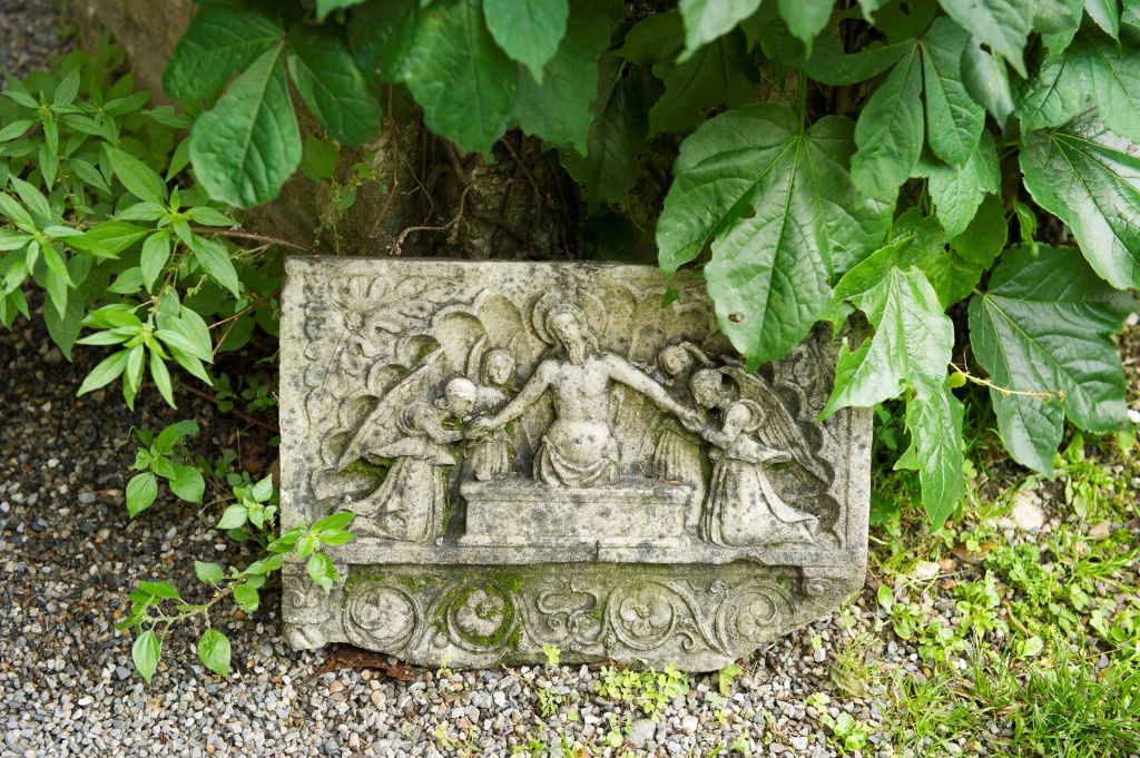 Egy reneszánszból megmaradt kőbe faragott alkotás az udvarban