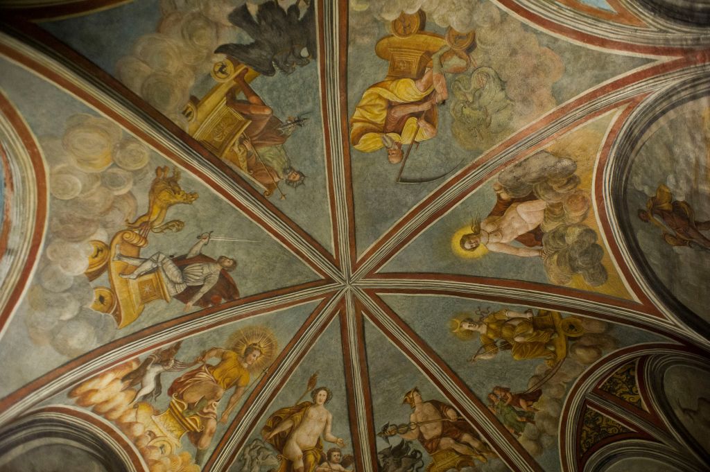 Egy másik reneszánsz festő, Bernardo Luini által festett freskók a mennyezeten