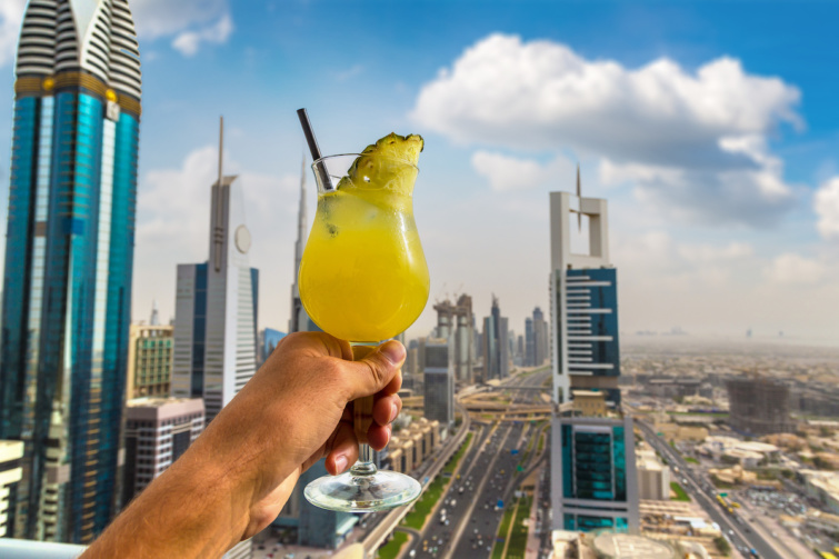 Koktél, háttérben Dubai látképe