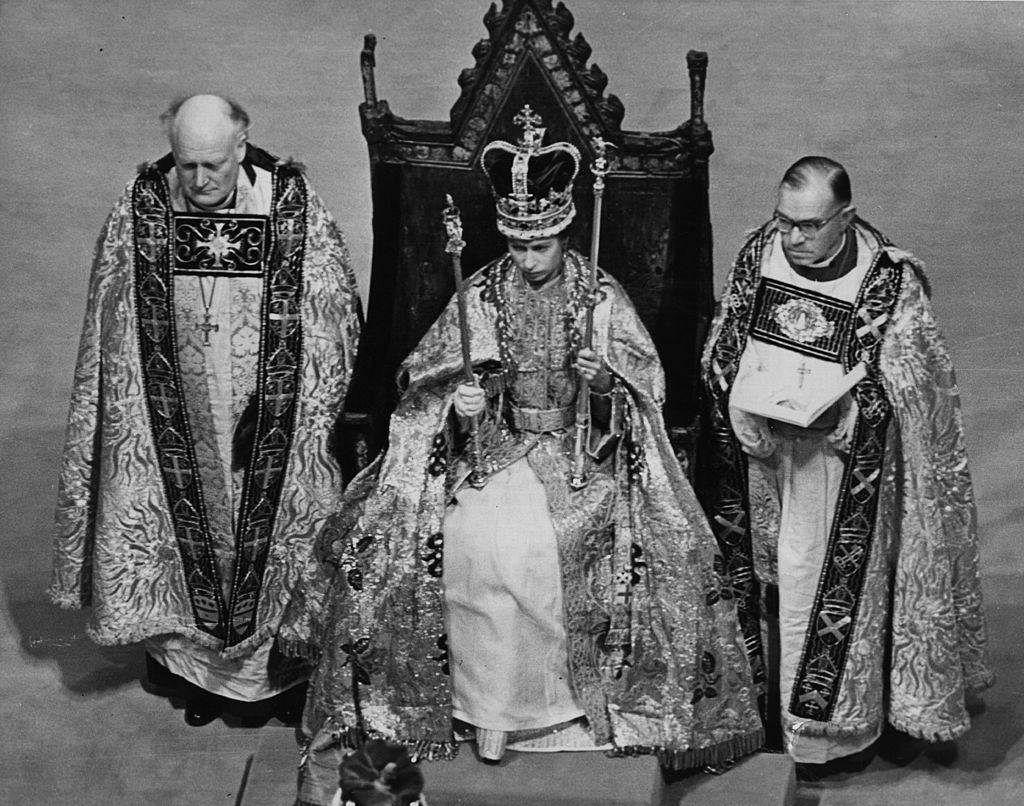 II. Erzsébet a koronával és a koronaékszerekkel