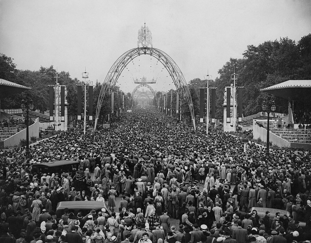 Tömeg a The Mall nevű úton :London az 1953-as koronázáskor
