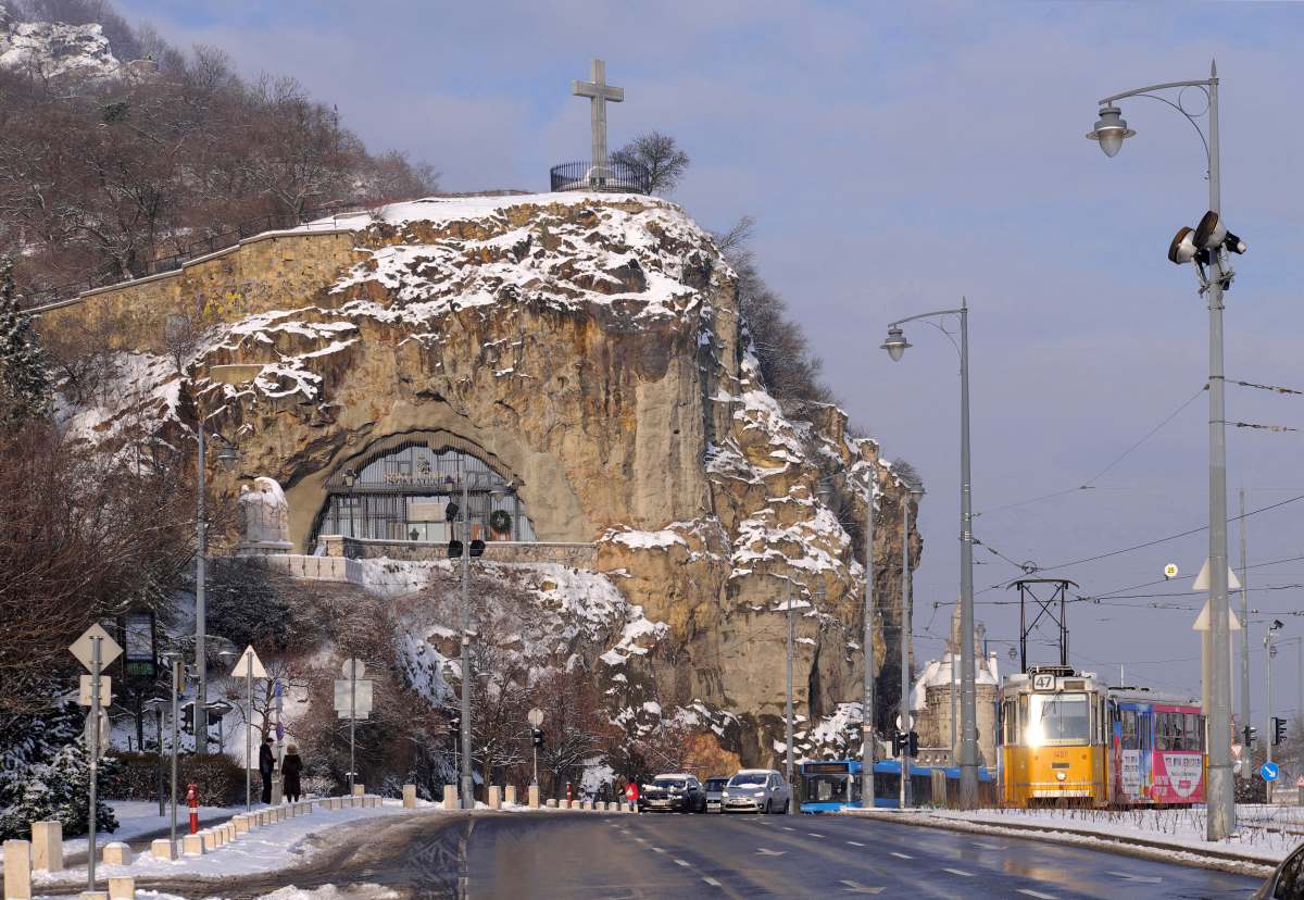 A Magyarok Nagyasszonya-sziklatemplom a Gellért-hegy oldalában, a Szabadság híd lábánál