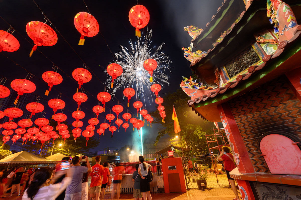 Tűzijáték a kínai újév ünnepe alatt Malajziában