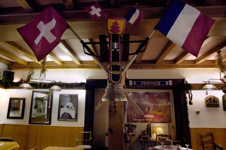 Az étterem, ami ketté lett osztva svájci és francia részre