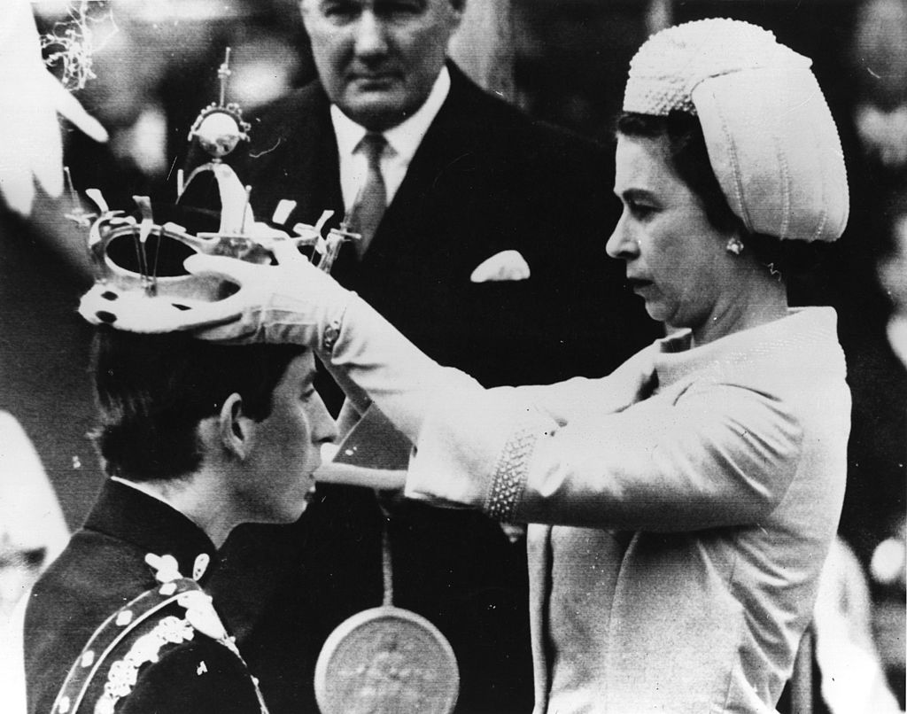 II. Erzsébet walesi herceggé koronázza Károlyt