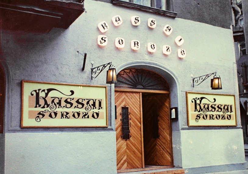 A Kassai söröző bejárata a Pannónia utcában