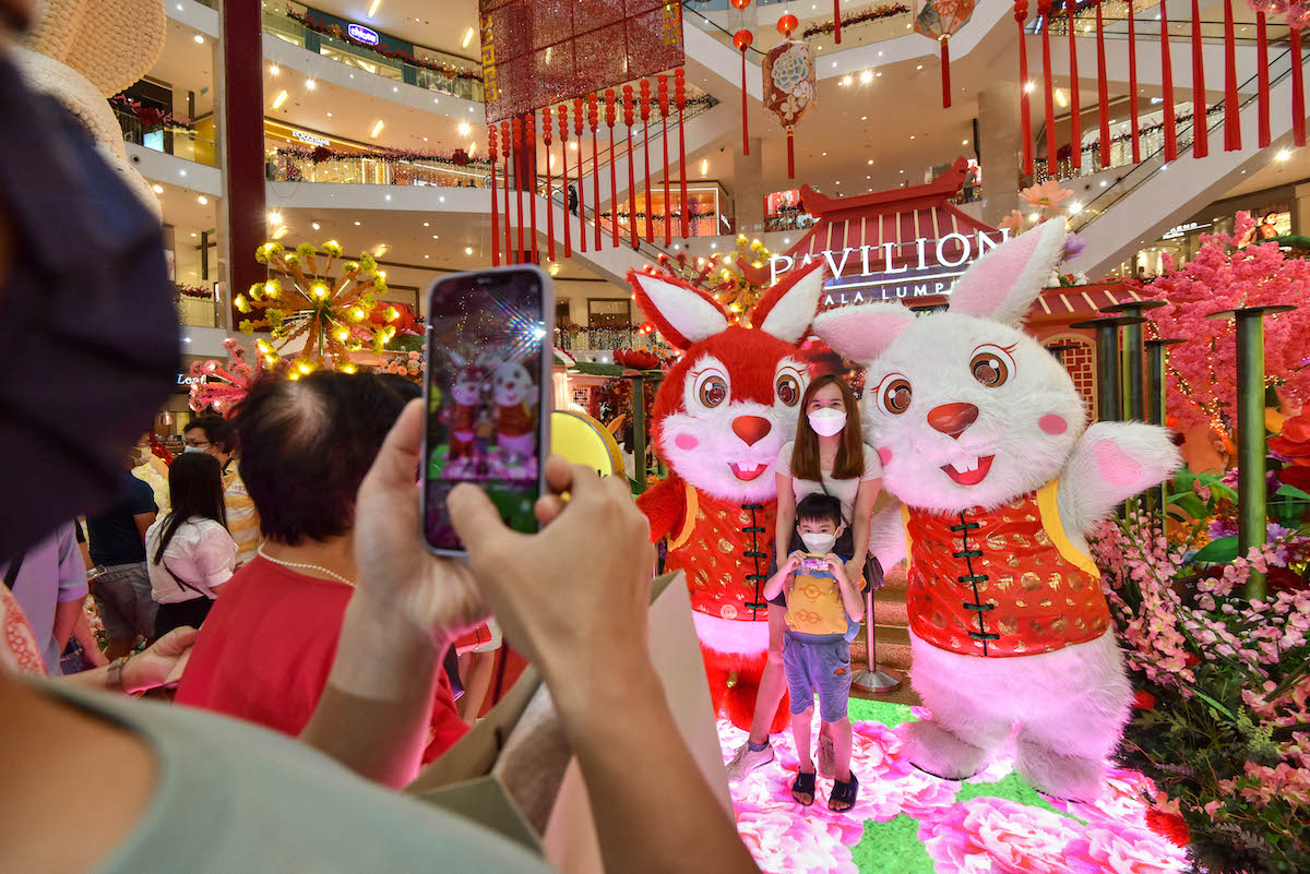 Képet készítenek egy kínai plázába nyúljelmezbe öltözött emberekkel